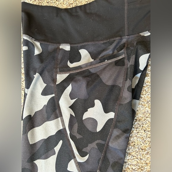 Athleta women’s Capri length legging size small - Picture 7 of 10